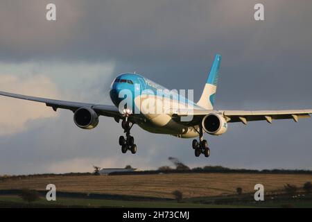 LV-GHQ, ein Airbus A330-202, der von der argentinischen Fluggesellschaft Aerolineas Argentinas betrieben wird, am Prestwick International Airport in Ayrshire, Schottland. Das Flugzeug war in Schottland, um argentinische Delegierte zu sammeln, die an der Klimakonferenz COP26 in der nahe gelegenen Stadt Glasgow teilgenommen hatten. Stockfoto