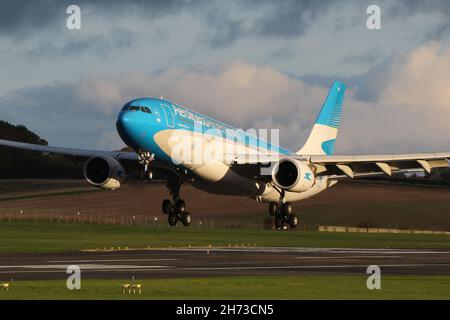 LV-GHQ, ein Airbus A330-202, der von der argentinischen Fluggesellschaft Aerolineas Argentinas betrieben wird, am Prestwick International Airport in Ayrshire, Schottland. Das Flugzeug war in Schottland, um argentinische Delegierte zu sammeln, die an der Klimakonferenz COP26 in der nahe gelegenen Stadt Glasgow teilgenommen hatten. Stockfoto