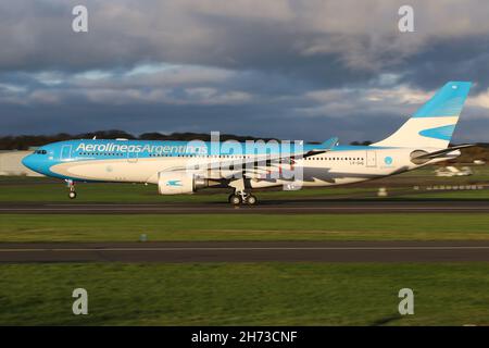 LV-GHQ, ein Airbus A330-202, der von der argentinischen Fluggesellschaft Aerolineas Argentinas betrieben wird, am Prestwick International Airport in Ayrshire, Schottland. Das Flugzeug war in Schottland, um argentinische Delegierte zu sammeln, die an der Klimakonferenz COP26 in der nahe gelegenen Stadt Glasgow teilgenommen hatten. Stockfoto