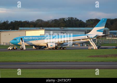 LV-GHQ, ein Airbus A330-202, der von der argentinischen Fluggesellschaft Aerolineas Argentinas betrieben wird, am Prestwick International Airport in Ayrshire, Schottland. Das Flugzeug war in Schottland, um argentinische Delegierte zu sammeln, die an der Klimakonferenz COP26 in der nahe gelegenen Stadt Glasgow teilgenommen hatten. Stockfoto