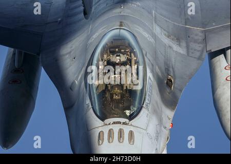 Ein F-16-Kampfpilot der US-Luftwaffe gegen Falcon mit dem 79th-Jagdgeschwader, Shaw Air Force Base, South Carolina, fliegt am 8. November 2021 über den Golf von Mexiko. Personal und Flugzeuge der FS 79th reisten nach Florida, um an der karierten Flagge 22-1 teilzunehmen, einer großräumig-kraftigen Luftübung auf der Tyndall Air Force Base, Florida, die die Bereitschaft und Interoperabilität durch den Einbau von Flugzeugen der vierten und fünften Generation während der Luft-Luft-Kampfausbildung fördert. Die Übung 22-1 fand vom 8. Bis 19. November 2021 statt. (USA Foto der Luftwaffe von Staff Sgt. Betty R. Chevalier) Stockfoto