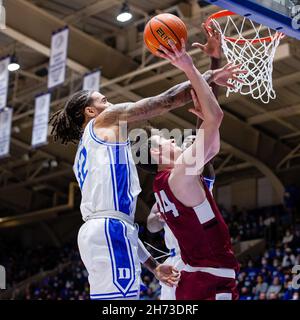 Durham, NC, USA. 19th. November 2021. Duke Blue Devils Stürmer Theo John (12) drängt während der zweiten Hälfte des NCAA-Basketball-Matchup im Cameron Indoor in Durham, NC, auf die Entlassung von Lafayette Leopards Stürmer Chris Rubayo (44). (Scott Kinser/Cal Sport Media). Kredit: csm/Alamy Live Nachrichten Stockfoto