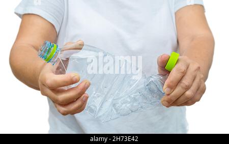 Weibliche Hände drehen Plastikflasche isoliert auf weißem Hintergrund Stockfoto