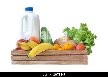 Essen, Obst und Gemüse in einer Holzkiste. Bananen, Äpfel, Mandarinen, Gurken, Tomaten, Salat, Milch auf withe Hintergrund Stockfoto