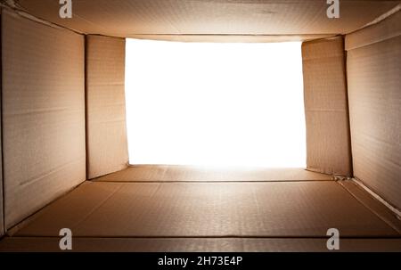 Geöffneter Karton Innenansicht isoliert auf weißem Hintergrund Stockfoto