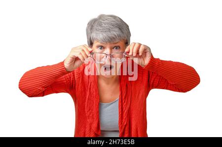 Ältere Frau schaut in Lesebrillen und schreit überrascht isoliert auf weißem Hintergrund Stockfoto