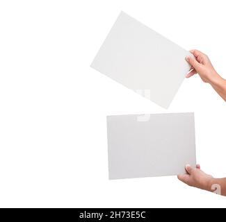 Weibliche Hände halten zwei Stück Pappe isoliert auf weißem Hintergrund Stockfoto