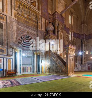 Bunt dekorierte Marmorwand mit gravierter Mihrab - Nische - und hölzerner Minbar - Plattform - an der öffentlichen historischen Al Rifaii Moschee, aka Königliche Moschee, Alt-Kairo, Ägypten Stockfoto