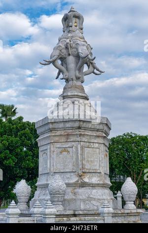 Statue des dreiköpfigen, mythischen Elefanten Erawan (Sanskrit: Airawata) Mount des Hindu-gottes Indra; in Sanam Luang, Ratchadamnoen Rd., Bangkok, Thailand Stockfoto