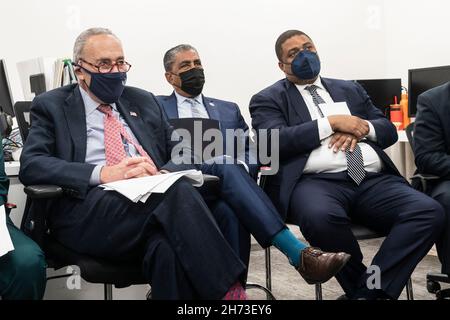 New York, USA. 19th. November 2021. Der designierte Staatsanwalt von Manhattan, Alvin Bragg (R), der US-Repräsentant Adriano Espaillat (2nd R), der US-Senator Charles Schumer (3rd R), treffen sich am 19. November 2021 im SAVE-Büro in East Harlem in New York mit Aktivisten gegen Waffengewalt. Während der Diskussion befürworten sie eine Finanzierung von mindestens $5 Milliarden für gemeindebasierte Gewaltinterventionsprogramme, die in den Build Back Better Act aufgenommen werden sollen. (Foto von Lev Radin/Sipa USA) Quelle: SIPA USA/Alamy Live News Stockfoto