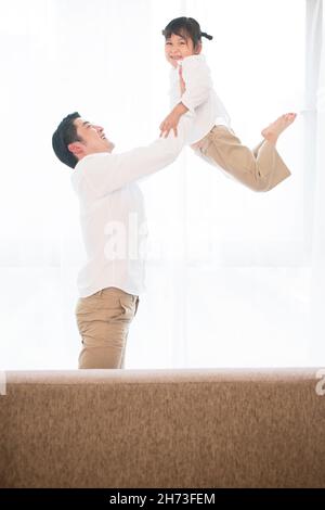 Der junge Vater holt seine Tochter glücklich ab Stockfoto