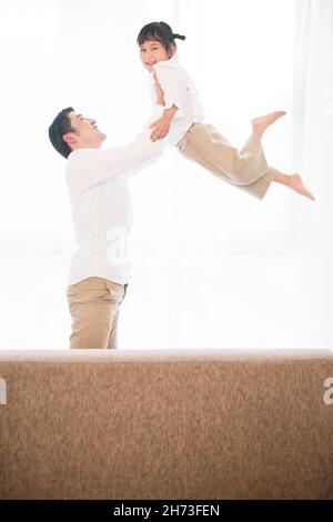 Der junge Vater holt seine Tochter glücklich ab Stockfoto