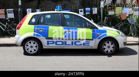 Ein britischer Polizeiwagen parkte am Straßenrand. Kann für redaktionelle Zwecke im Zusammenhang mit Polizei oder Strafverfolgungsbehörden verwendet werden. Stockfoto