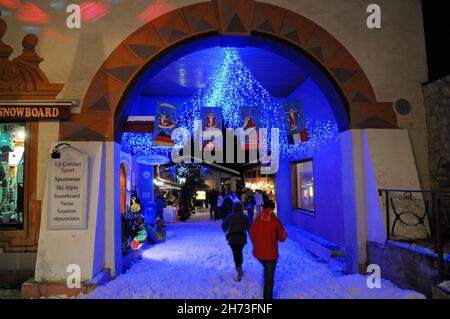 FRANKREICH, SAVOIE (73), TARENTAISE, SKIGEBIET VALMOREL, BOURG AM ABEND Stockfoto