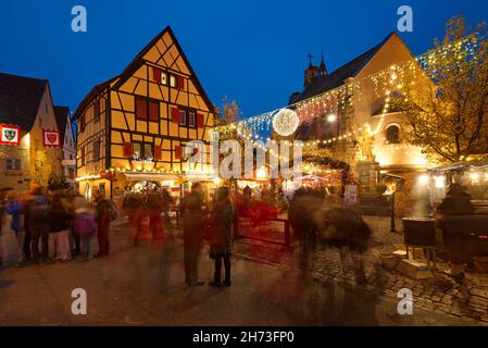 FRANKREICH, HAUT-RHIN (68), EGUISHEIM, WEIHNACHTSMARKT, GRAND'RUE Stockfoto