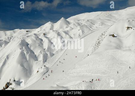 FRANKREICH, SAVOIE (73), TARENTAISE, LA PLAGNE, CHAMPAGNY-EN-VANOISE, BLICK AUF DAS SKIGEBIET CHAMPAGNY VOM SOUTH VERDONS Stockfoto