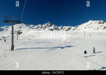 FRANKREICH, SAVOIE (73), SAINT-BON-TARENTAISE, COURCHEVEL, SKIPISTE VOM PRAGONG SESSELLIFT Stockfoto