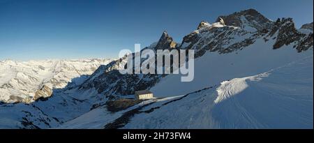 FRANKREICH, HAUTES-ALPES (05), ECRINS-NATIONALPARK, OISANS, LA GRAVE, LE RATEAU UND DER GRAND PIC DE LA MEIJE BLICK VOM GLACIER DU VALLON Stockfoto