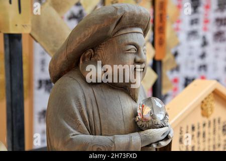 Geschnitzte Holzstatue in einem Tempel in Kyoto Japan Stockfoto