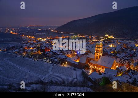 FRANKREICH, HAUT-RHIN (68), KAYSERSBERG, DORF KAYSERSBERG BEI NACHT IM SCHNEE WÄHREND DES WEIHNACHTSMARKTES Stockfoto
