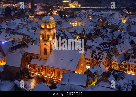 FRANKREICH, HAUT-RHIN (68), KAYSERSBERG, DORF KAYSERSBERG BEI NACHT IM SCHNEE WÄHREND DES WEIHNACHTSMARKTES Stockfoto