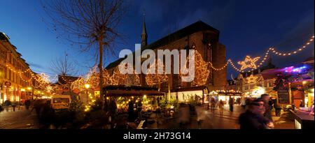 FRANKREICH, HAUT-RHIN (68), COLMAR, WEIHNACHTSMARKT UND DOMINIKANERKIRCHE, DOMINIKANERPLATZ Stockfoto