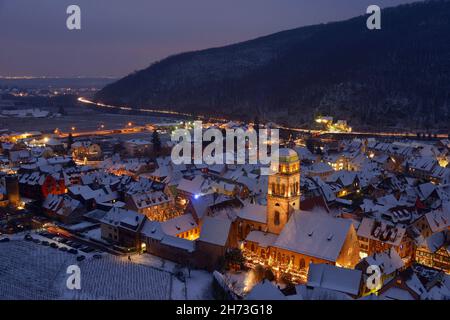 FRANKREICH, HAUT-RHIN (68), KAYSERSBERG, DORF KAYSERSBERG BEI NACHT IM SCHNEE WÄHREND DES WEIHNACHTSMARKTES Stockfoto