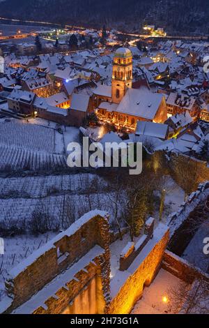 FRANKREICH, HAUT-RHIN (68), KAYSERSBERG, DORF KAYSERSBERG BEI NACHT IM SCHNEE WÄHREND DES WEIHNACHTSMARKTES Stockfoto