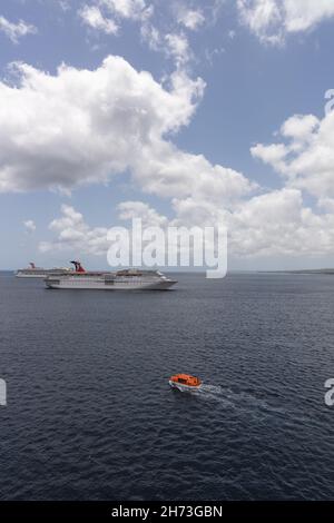 Saint Vincent - 8. Mai 2020: Luftaufnahme der Faszination Karneval, die von der Insel verankert ist. Orange Life Boot segelt im Vordergrund. Carnival Valor, b Stockfoto