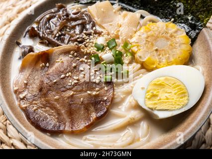 Eine Schüssel mit köstlichem japanischem gegrilltem Ramen Stockfoto