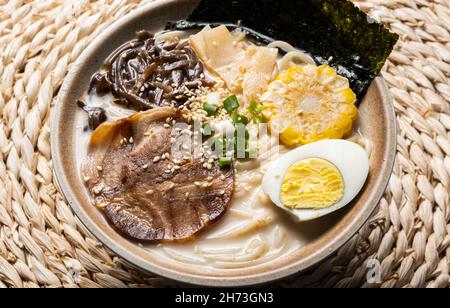 Eine Schüssel mit köstlichem japanischem gegrilltem Ramen Stockfoto