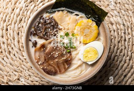 Eine Schüssel mit köstlichem japanischem gegrilltem Ramen Stockfoto