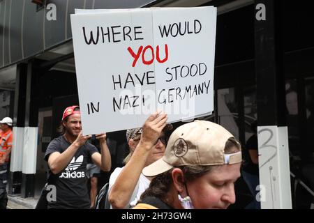 Sydney, Australien. 20th. November 2021. Freiheitsdemonstranten gegen Impfstoffmandate und Impfpass versammelten sich im Hyde Park, bevor sie zum Martin Place neben dem NSW-parlament marschierten. Kredit: Richard Milnes/Alamy Live Nachrichten Stockfoto