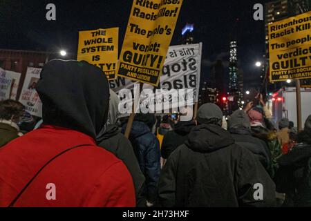 New York, USA. 19th. November 2021. NEW YORK, NEW YORK - 19. NOVEMBER: In Brooklyn marschieren Menschen mit Schilder gegen den Freispruch von Kyle Rittenhouse am 19. November 2021 in New York City. Bei den tödlichen Erschießungen von Joseph Rosenbaum und Anthony Huber sowie bei der Erschießung und Verwundung von Gaige Grosskreutz während der Unruhen in Kenosha, die auf die Schüsse der Polizei auf Jacob Blake im August 2020 folgten, wurde der Teenager Rittenhouse wegen Mordanklagen und anderen Vergehen angeklagt. Kredit: Ron Adar/Alamy Live Nachrichten Stockfoto