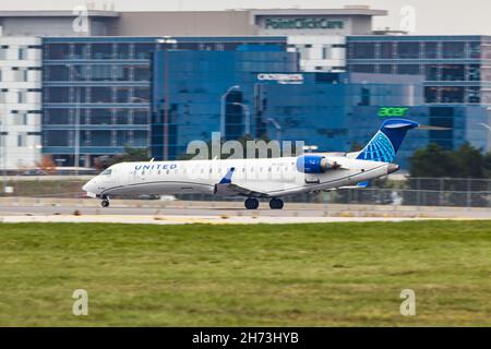 Ein United Express-Flugzeug, das vom Flughafen Toronto Pearson abfliegt. United Express ist der Markenname für die regionale Niederlassung von United Airlines Stockfoto