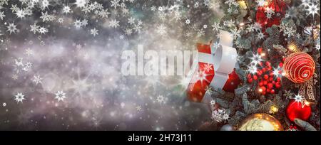 Weihnachtsbaum und Bokeh blured Lichter und Schneeflocken auf dem beigen Hintergrund. Neujahrskarte mit Kopierplatz. Stockfoto