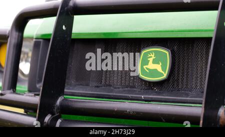 Das John Deere-Emblem-Logo befindet sich auf dem Frontgrill eines grünen John Deere Gator™ Utility Vehicle. Stockfoto