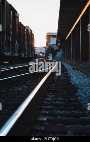 Trainieren Sie bei Sonnenuntergang Stockfoto