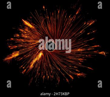 Kreise mit Funken, Funken, Watte oder Feuerwerk auf schwarzem Hintergrund. Stockfoto