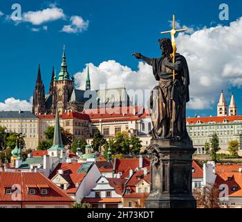 Statue des heiligen Johannes des Täufers auf der Karlsbrücke, Prag, Tschechische republik Stockfoto