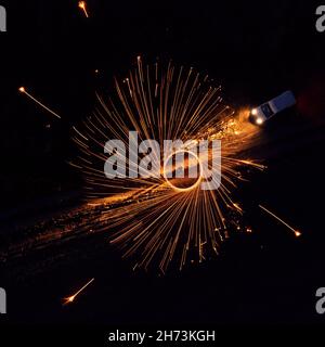 Funken aus Stahlwolle, Tanz der Feuernachtlandschaft. Stockfoto