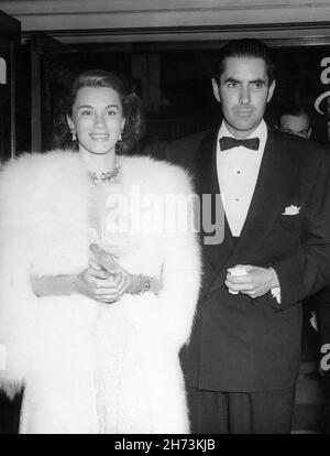 TYRONE POWER und seine Frau Linda CHRISTIAN aus dem Jahr 2nd kamen um 1949 zu einer Filmpremiere in London Stockfoto