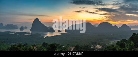 Blick auf die tropischen Inseln bei Sonnenaufgang am Samed Nang Chee Aussichtspunkt mit Bucht zum Meer, Phang Nga Thailand Naturlandschaft Panorama Stockfoto