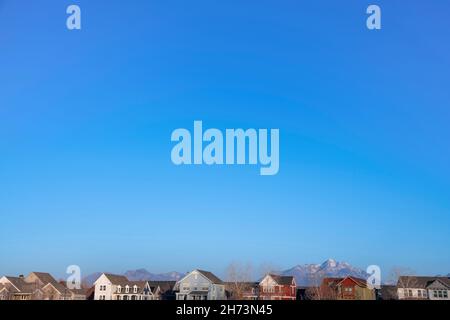 Häuserzeile gegen die Bergkette Blick unter dem klaren blauen Himmel Stockfoto
