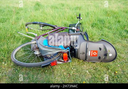 POZNAN, POLEN - 09. Mai 2015: Nahaufnahme eines Fahrrads mit einem Babysitz auf grünem Gras in Poznan, Polen Stockfoto