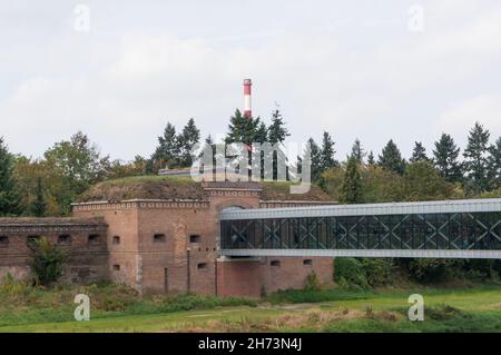 POZNAN, POLEN - 02. Oktober 2016: Eine wunderschöne Aufnahme eines alten Museumsgebäudes über dem Fluss Warta in Poznan, Polen Stockfoto