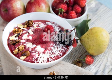 Smoothie Schüssel mit Sommerfrüchten - Äpfel, Birnen und Himbeeren aus der Nähe. Sommerliche gesunde Desserts Stockfoto