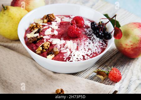 Smoothie Schüssel mit Sommerfrüchten - Äpfel, Birnen und Himbeeren aus der Nähe. Sommerliche gesunde Desserts Stockfoto
