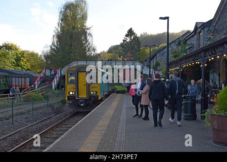 Ein Sprinter-DMU-Zug der Klasse 150 kommt am Bahnhof Betws-y-coed auf der Conwy Valley Line, North Wales, im Oktober 2021 an Stockfoto