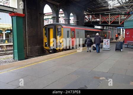 Passagiere, die am Bahnhof Chester einen Transport für den DMU-Zug der Klasse 153 Spuer Spintert in Wales nehmen. 1st. November 2021 Stockfoto